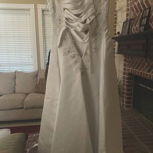 Maggie Sottero wedding dress only been worn 1 time.